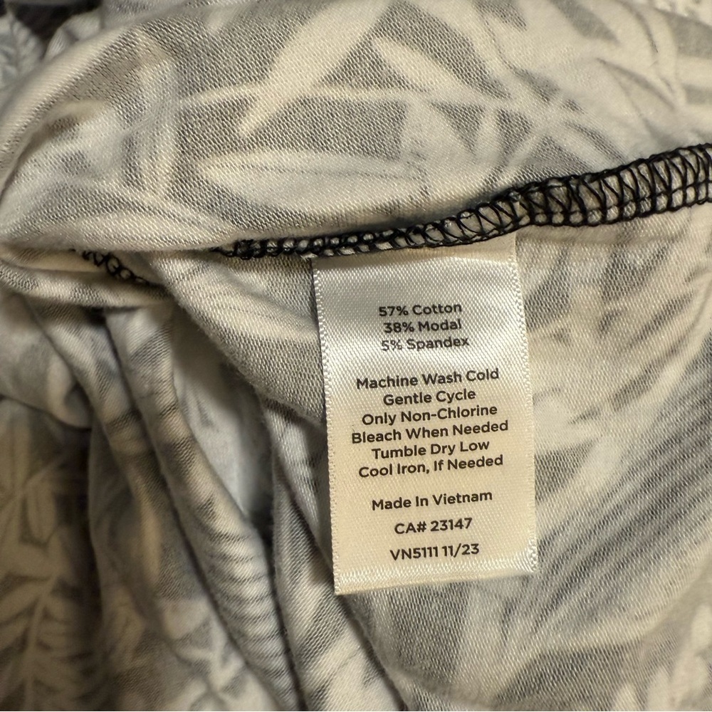 NWT T by Talbots Supersoft Jersey Pleated Back Tee in Silhouetted Flora - Picture 4 of 5